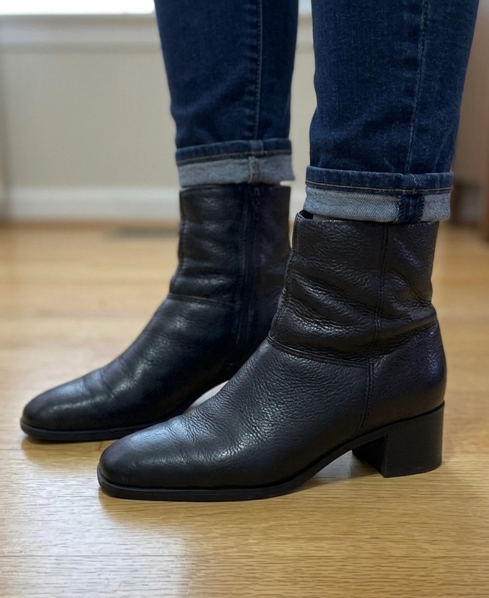 Botins em pele. Calçam grande 